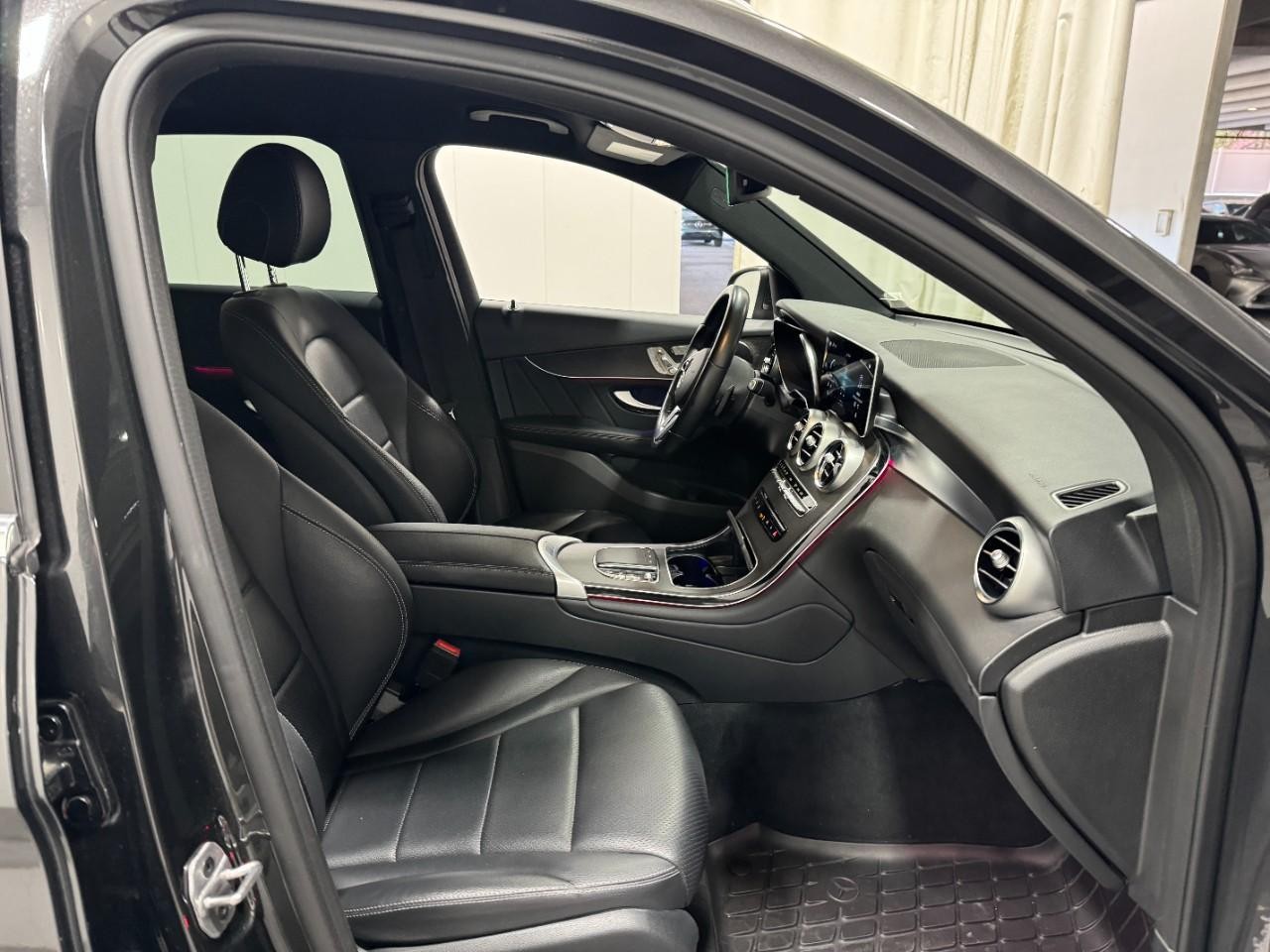 Mercedes-Benz GLC Vehicle Full-screen Gallery Image 17