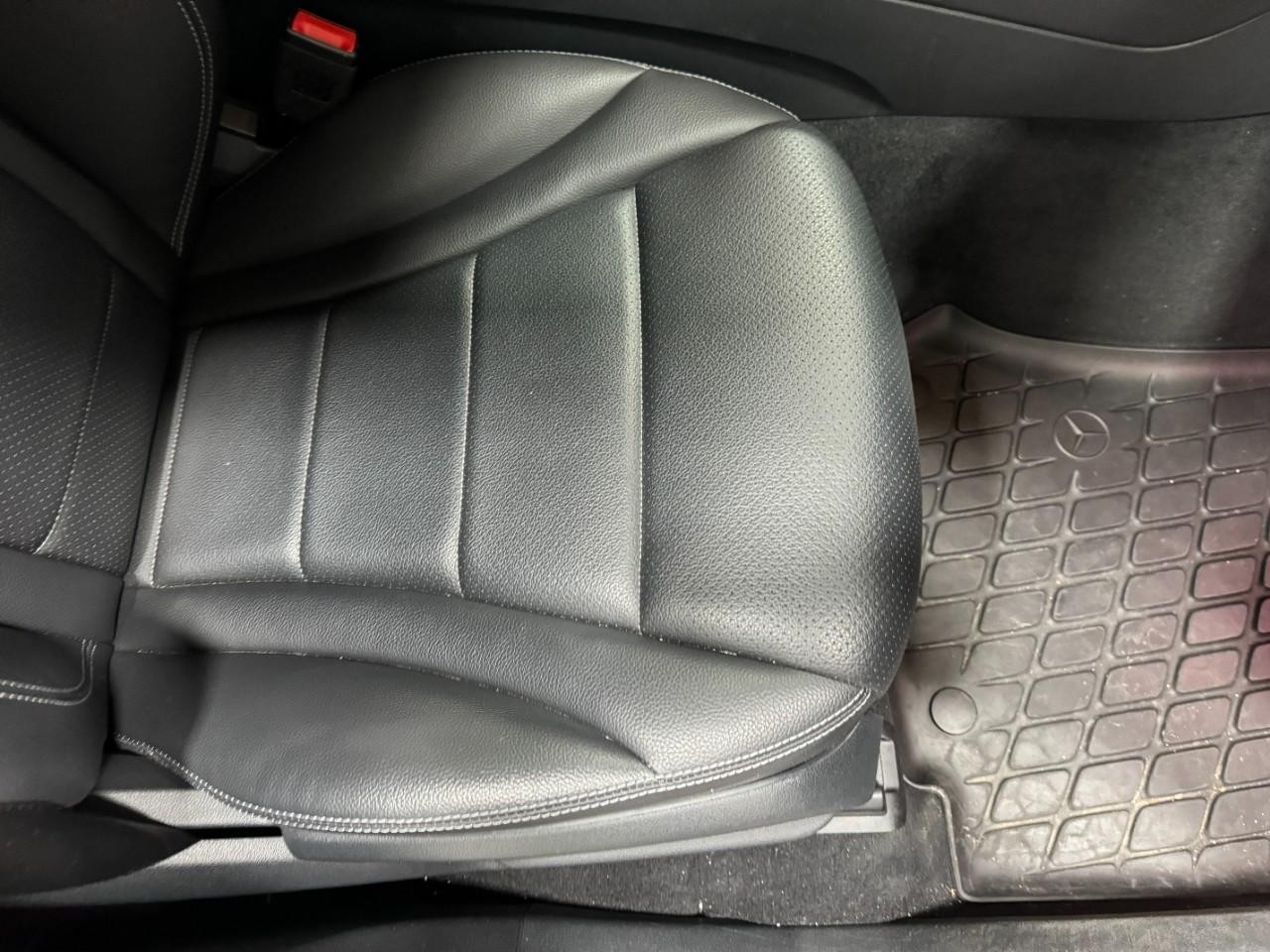 Mercedes-Benz GLC Vehicle Full-screen Gallery Image 18