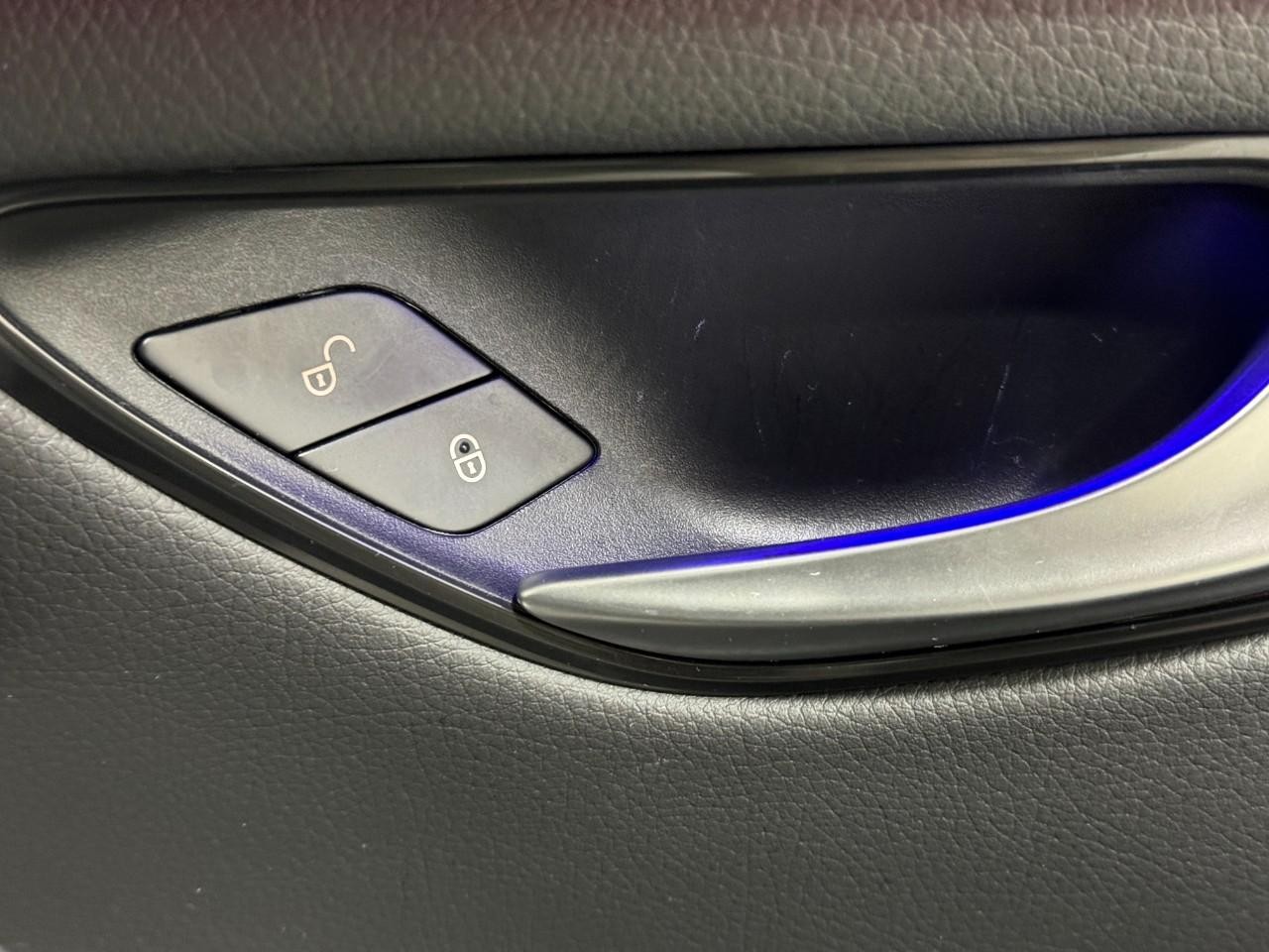 Mercedes-Benz GLC Vehicle Full-screen Gallery Image 21