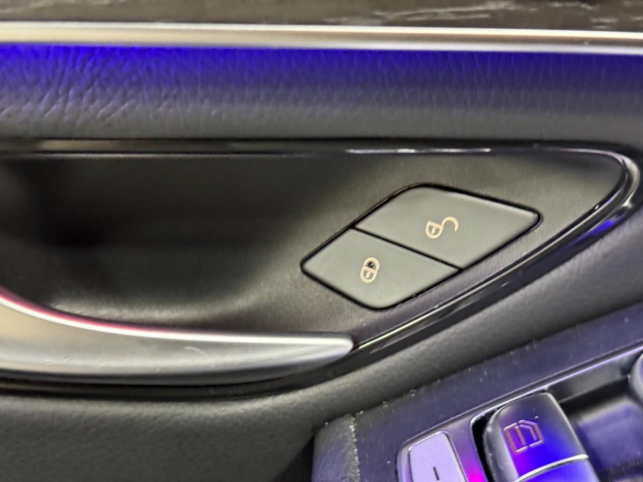 Mercedes-Benz GLC Vehicle Full-screen Gallery Image 24