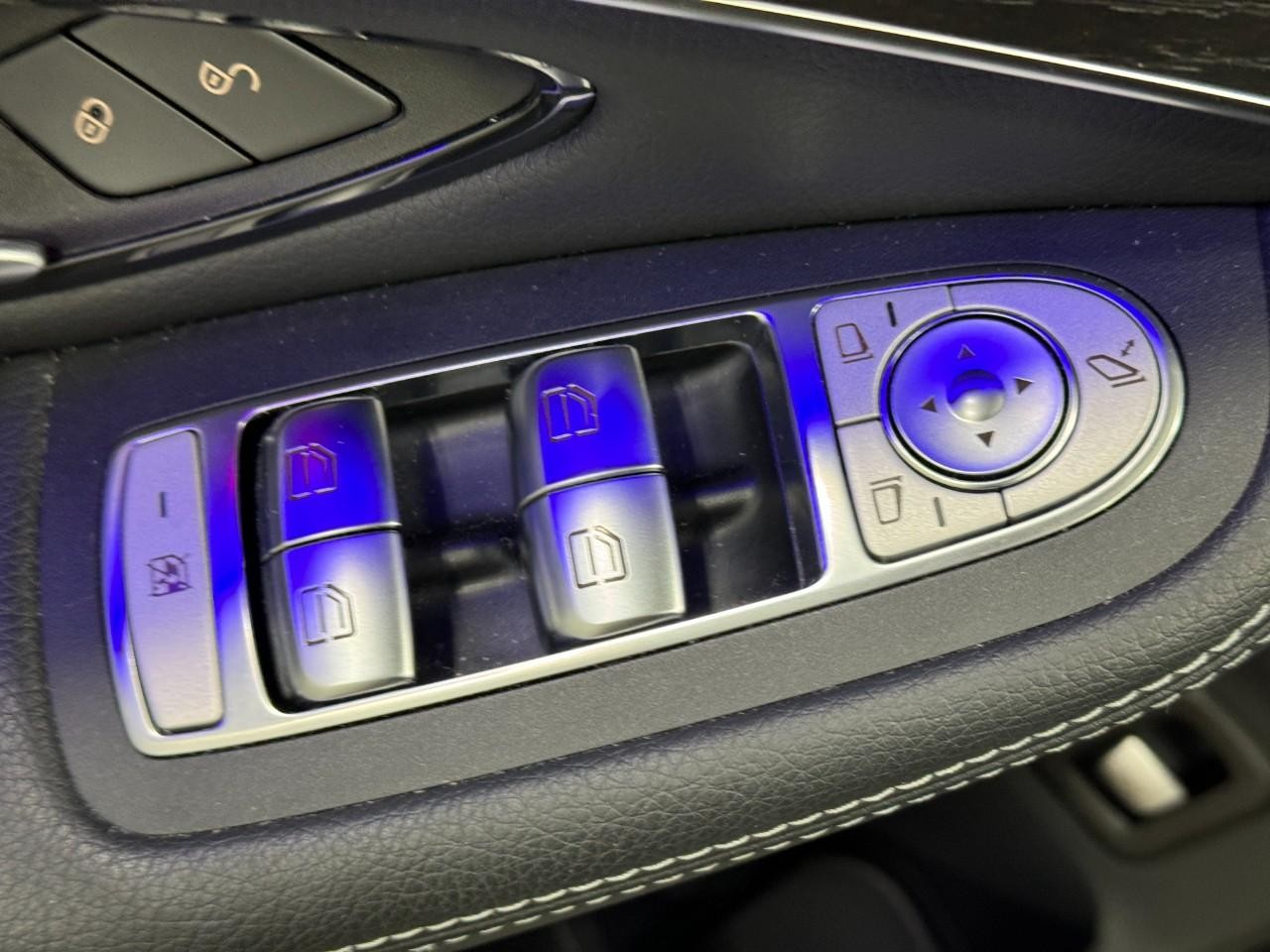 Mercedes-Benz GLC Vehicle Full-screen Gallery Image 25