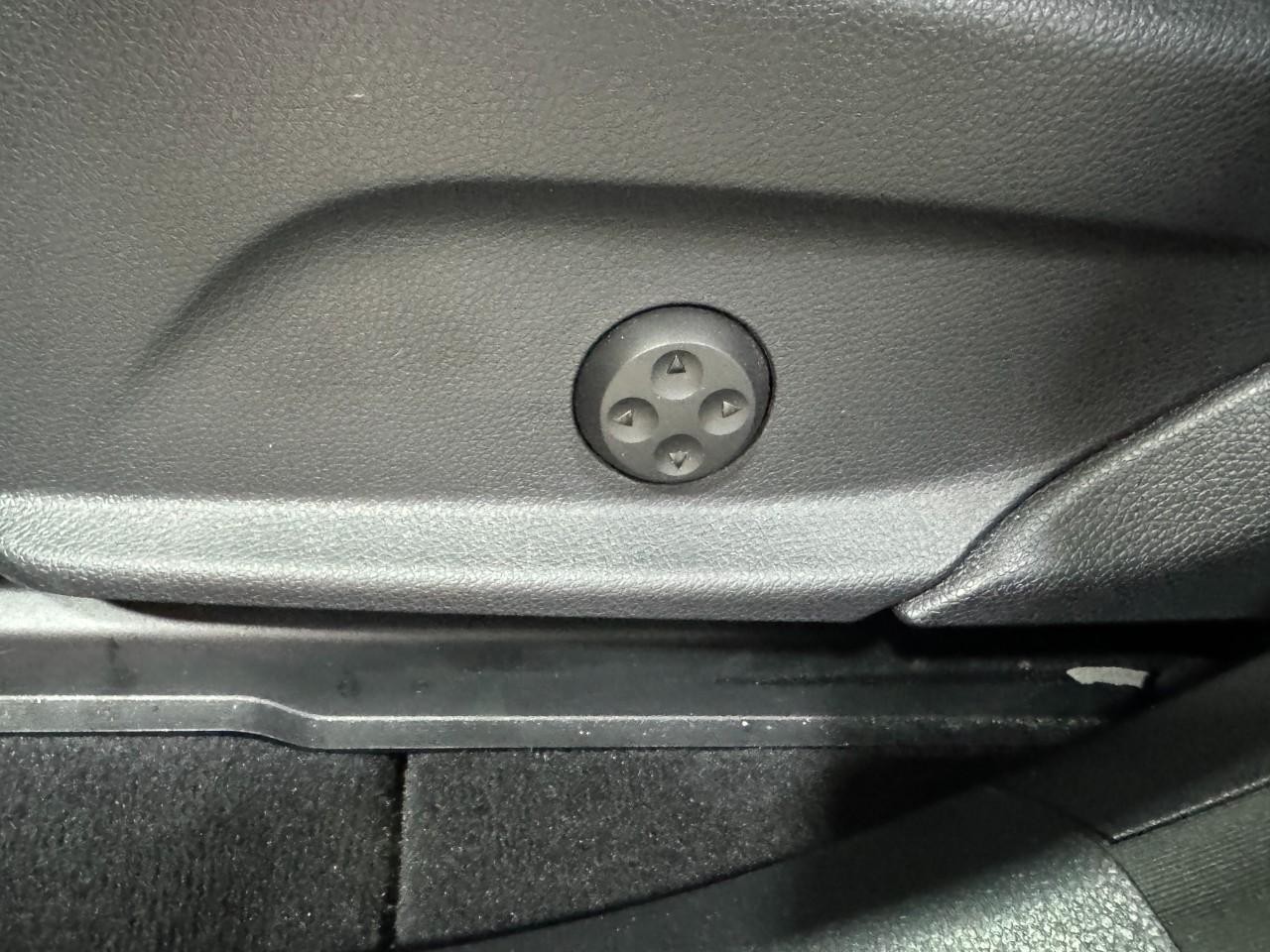 Mercedes-Benz GLC Vehicle Full-screen Gallery Image 29