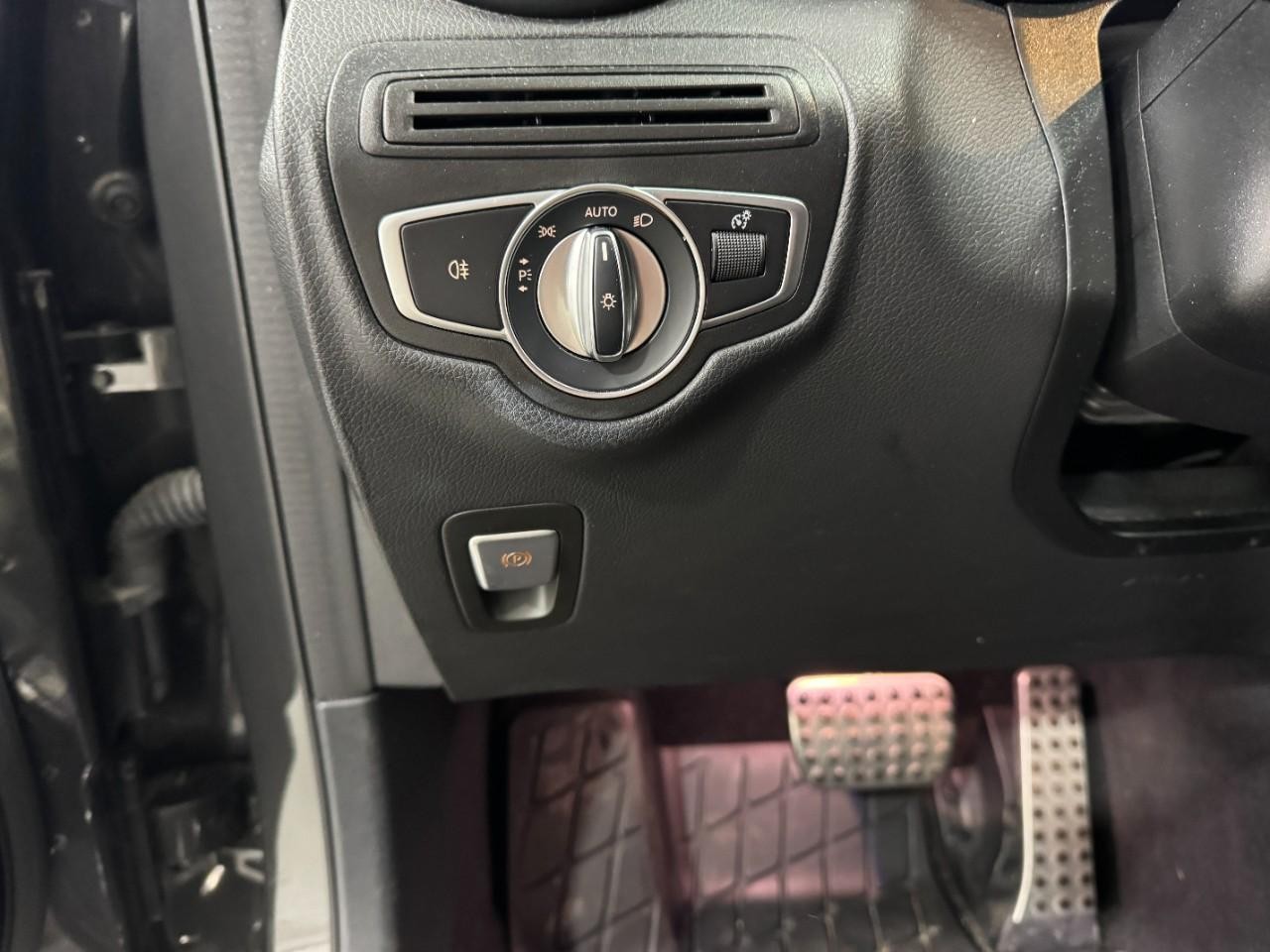 Mercedes-Benz GLC Vehicle Full-screen Gallery Image 30