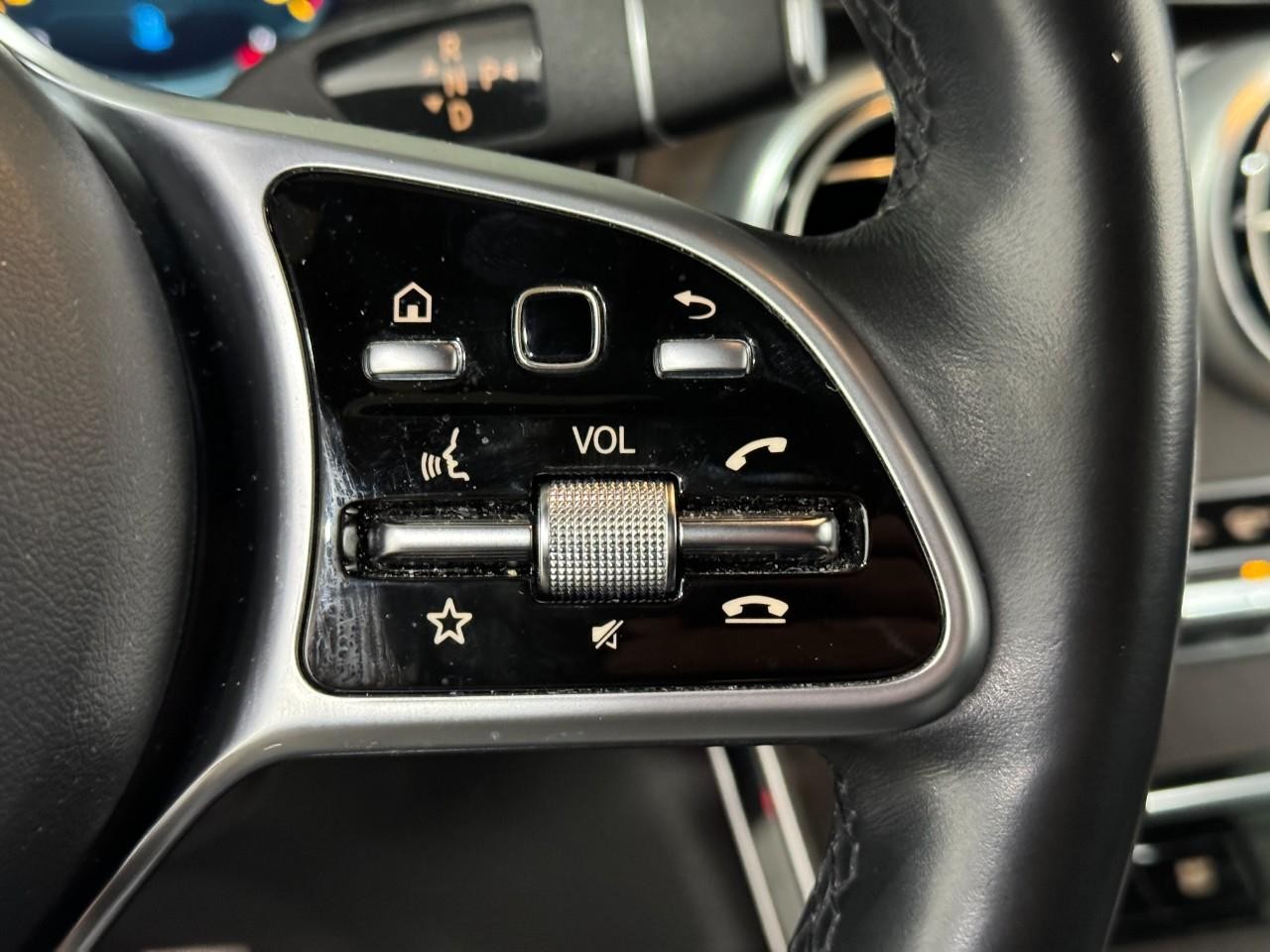 Mercedes-Benz GLC Vehicle Full-screen Gallery Image 32