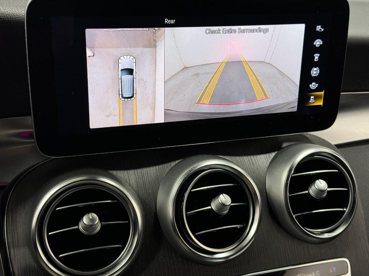 Mercedes-Benz GLC Vehicle Full-screen Gallery Image 35