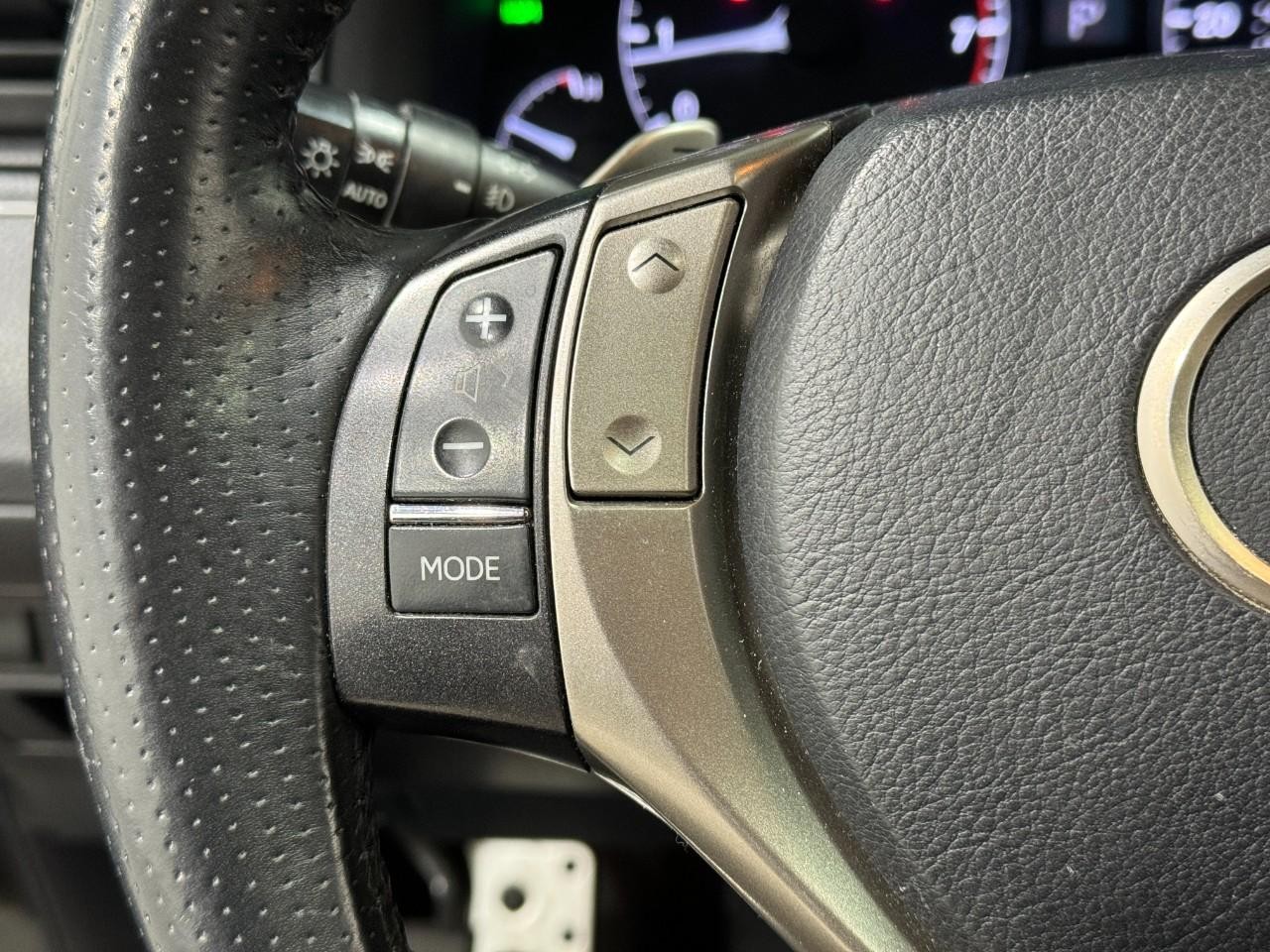 Lexus RX 350 Vehicle Full-screen Gallery Image 28