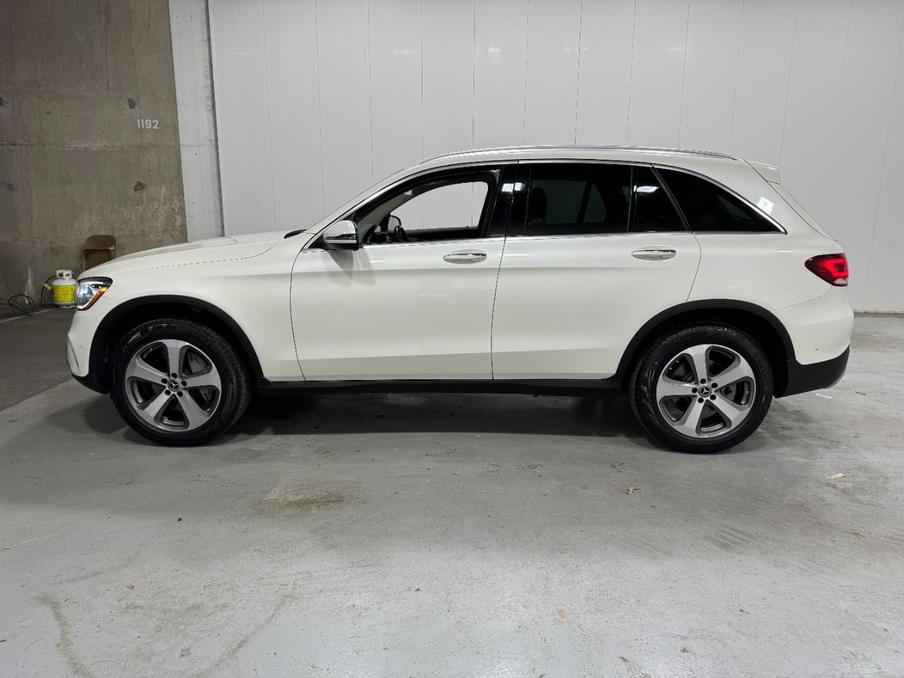 Mercedes-Benz GLC Vehicle Full-screen Gallery Image 2