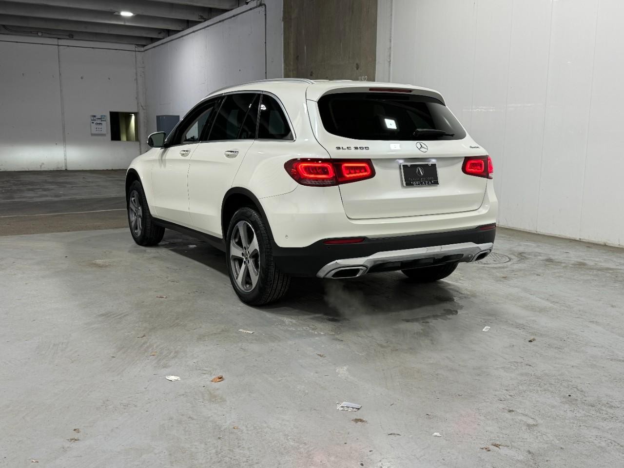 Mercedes-Benz GLC Vehicle Full-screen Gallery Image 3
