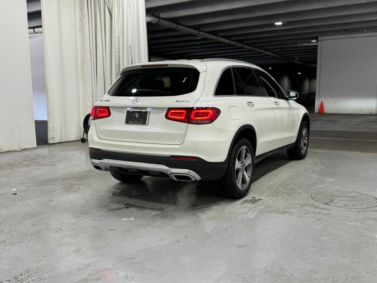 Mercedes-Benz GLC Vehicle Full-screen Gallery Image 4