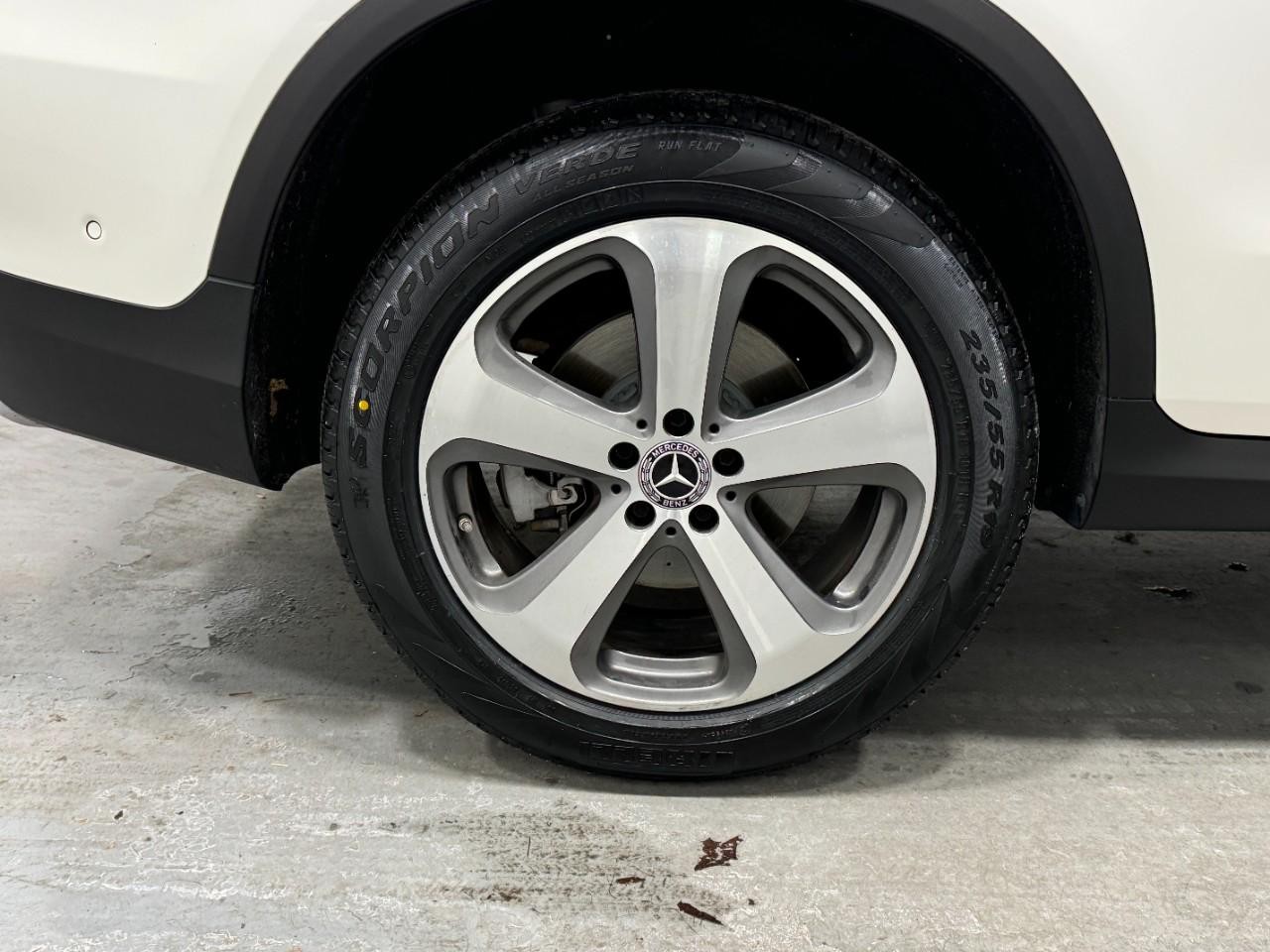 Mercedes-Benz GLC Vehicle Full-screen Gallery Image 5