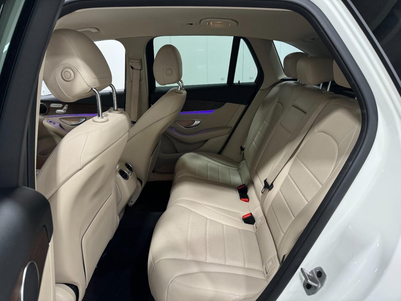 Mercedes-Benz GLC Vehicle Full-screen Gallery Image 8