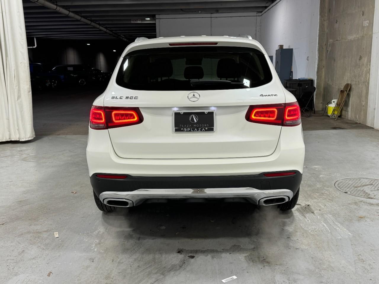 Mercedes-Benz GLC Vehicle Full-screen Gallery Image 9