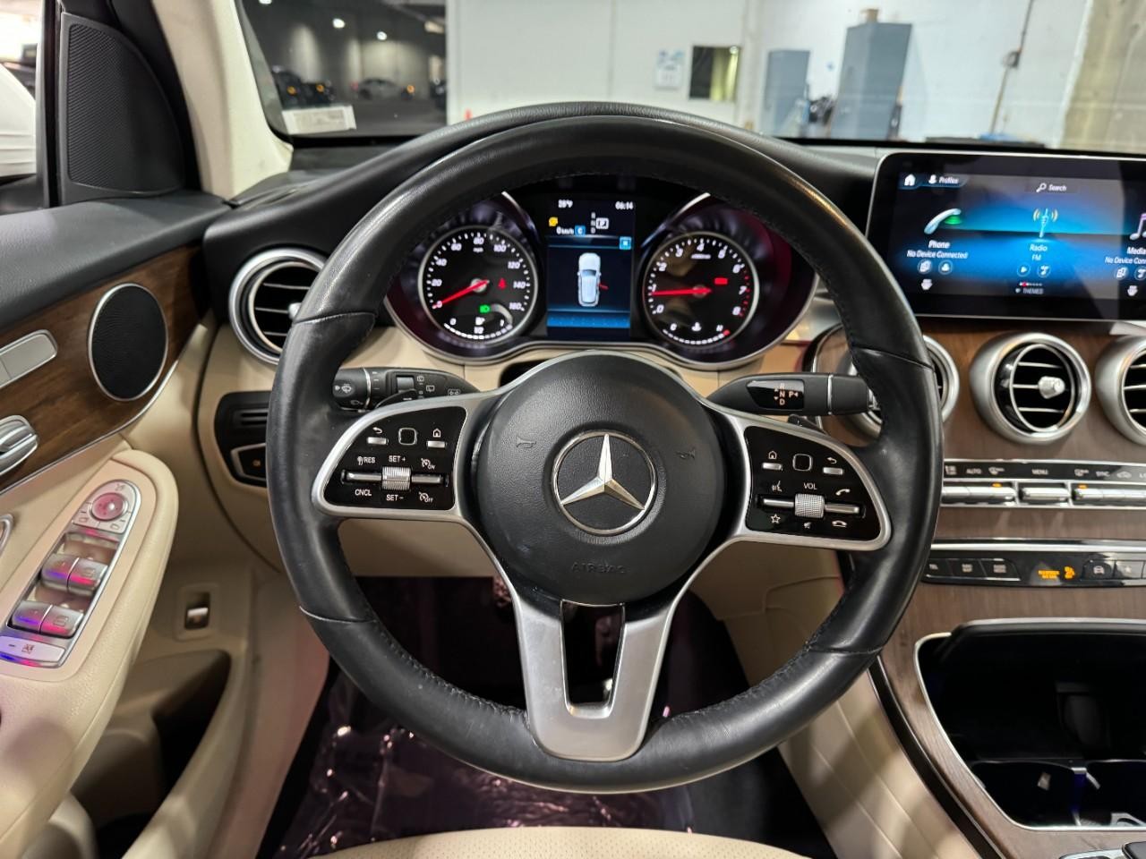 Mercedes-Benz GLC Vehicle Full-screen Gallery Image 12