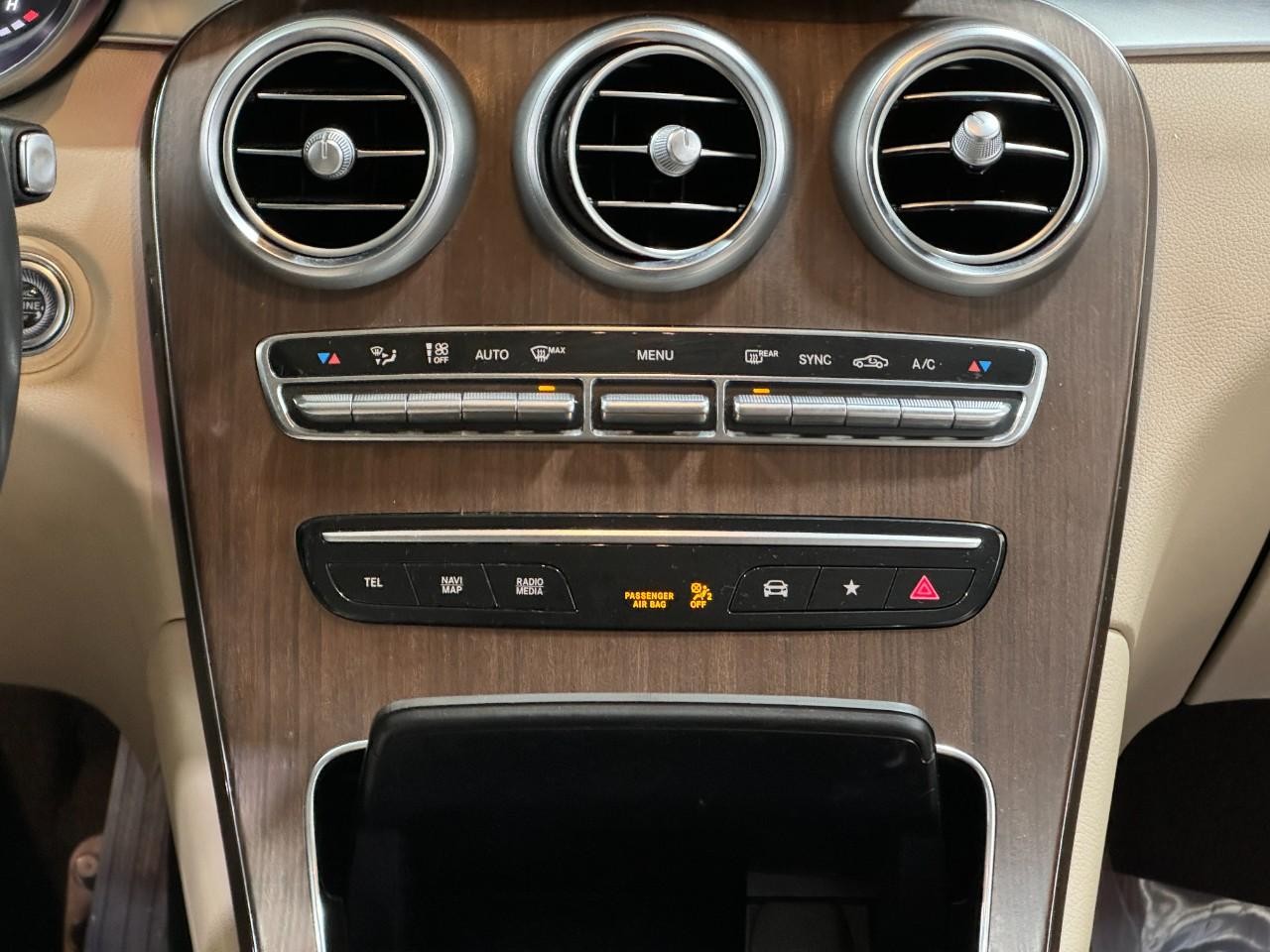 Mercedes-Benz GLC Vehicle Full-screen Gallery Image 14