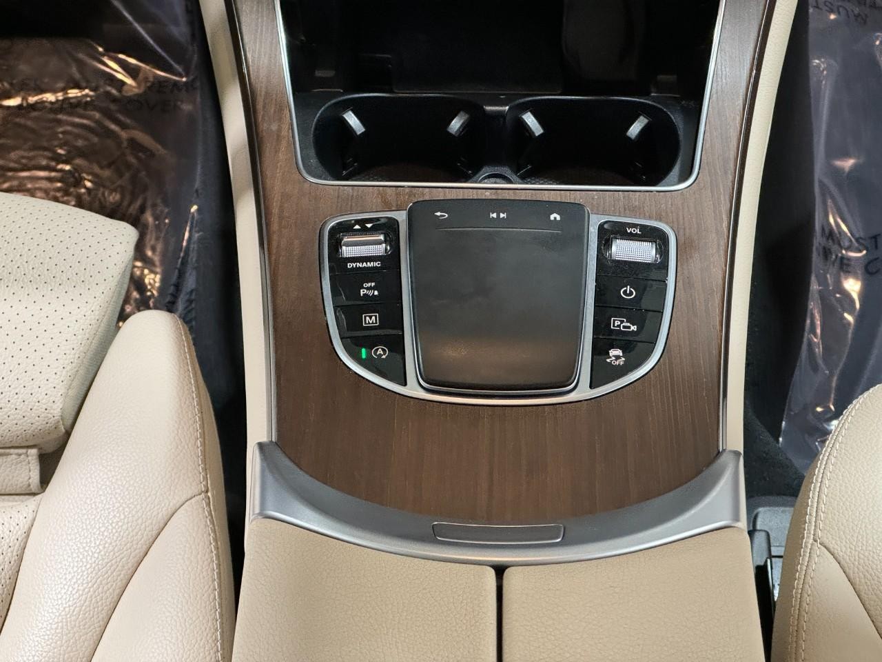 Mercedes-Benz GLC Vehicle Full-screen Gallery Image 15