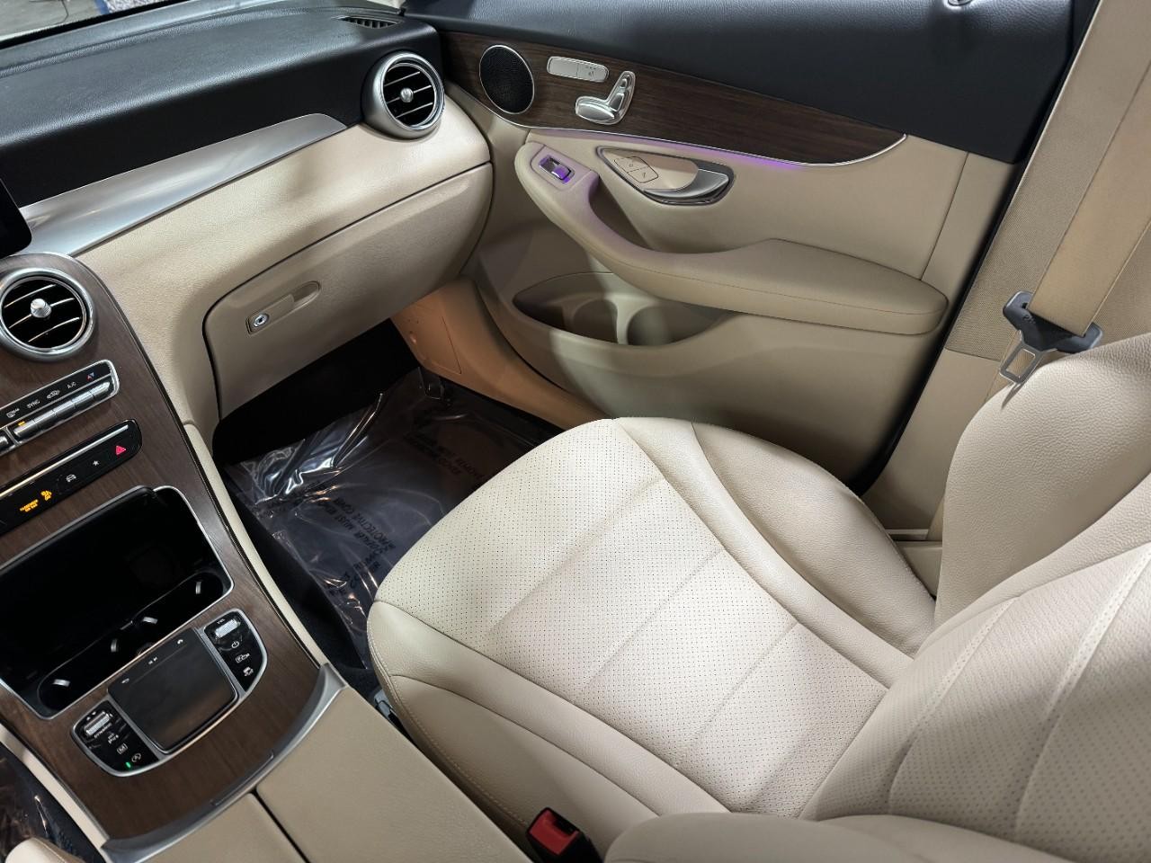 Mercedes-Benz GLC Vehicle Full-screen Gallery Image 16