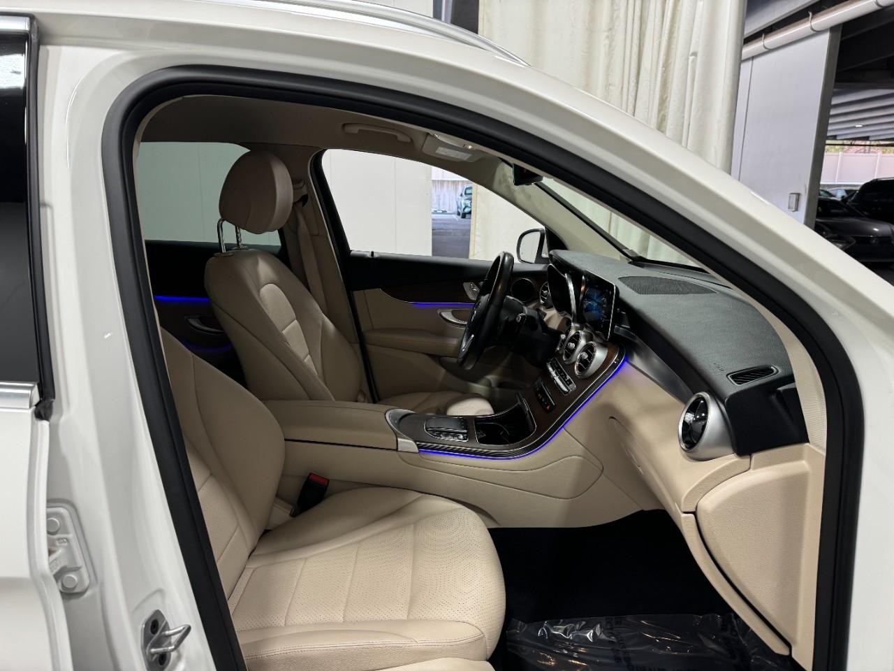 Mercedes-Benz GLC Vehicle Full-screen Gallery Image 17