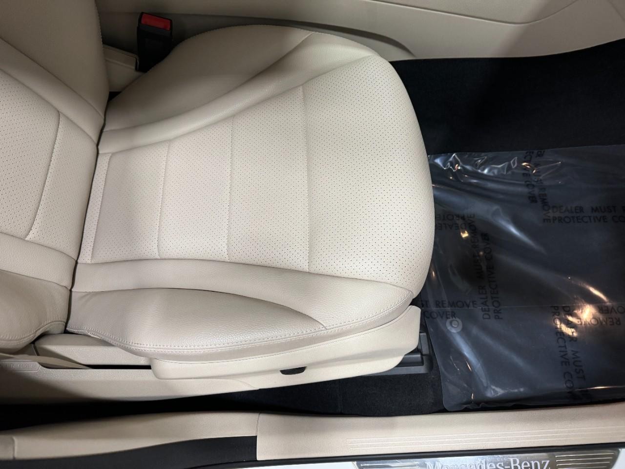 Mercedes-Benz GLC Vehicle Full-screen Gallery Image 18