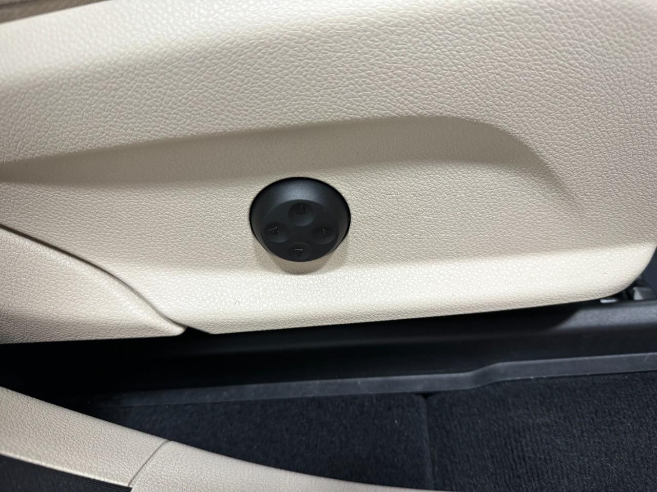 Mercedes-Benz GLC Vehicle Full-screen Gallery Image 19