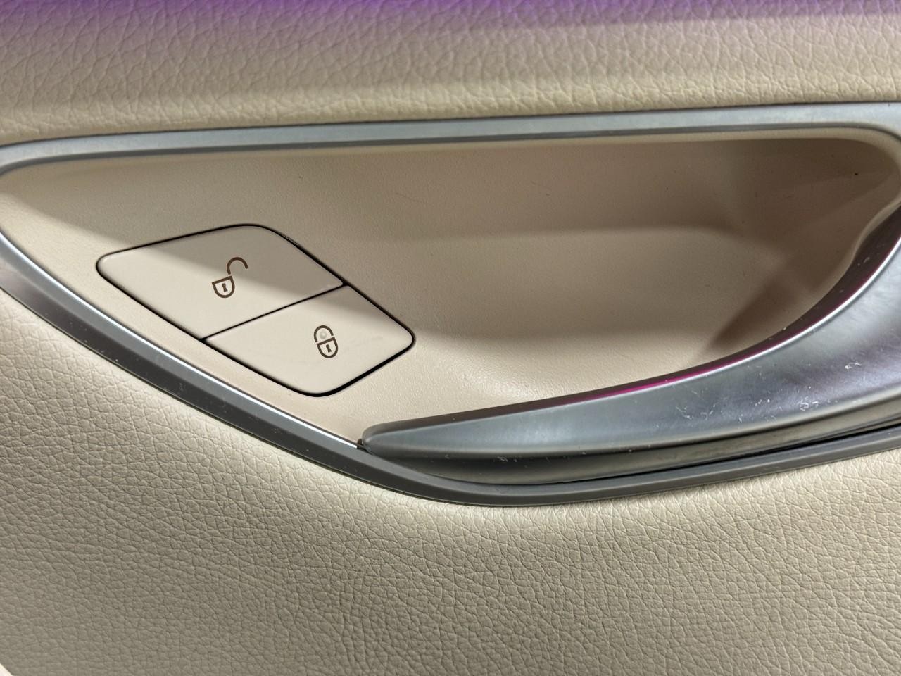 Mercedes-Benz GLC Vehicle Full-screen Gallery Image 21