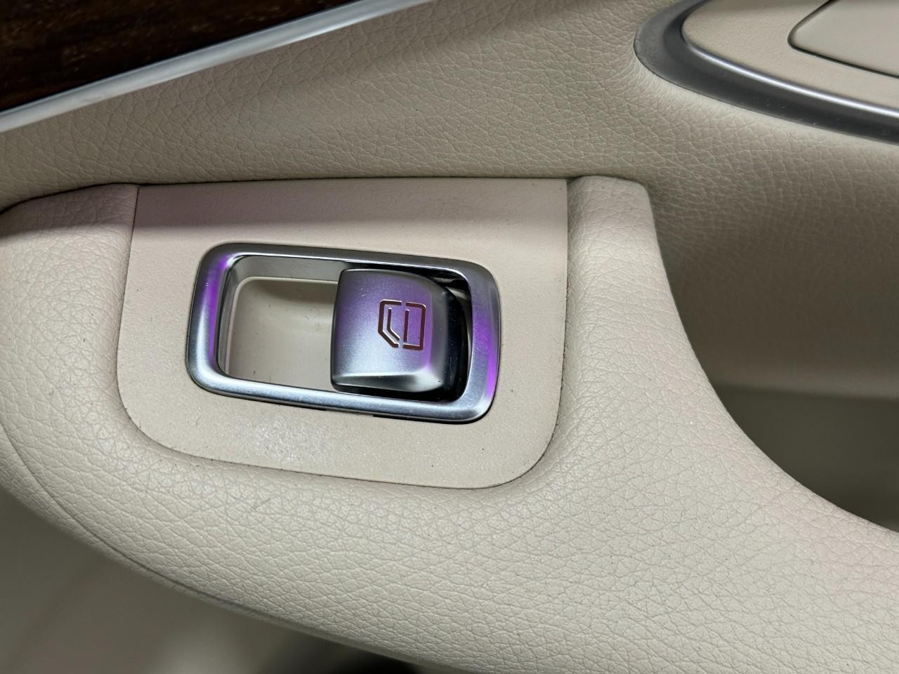 Mercedes-Benz GLC Vehicle Full-screen Gallery Image 22