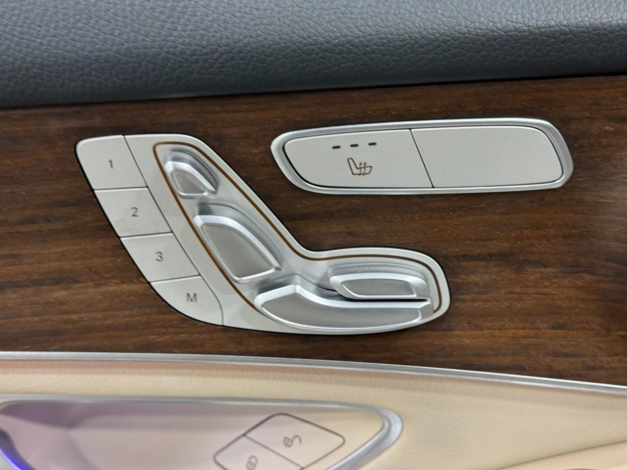 Mercedes-Benz GLC Vehicle Full-screen Gallery Image 23