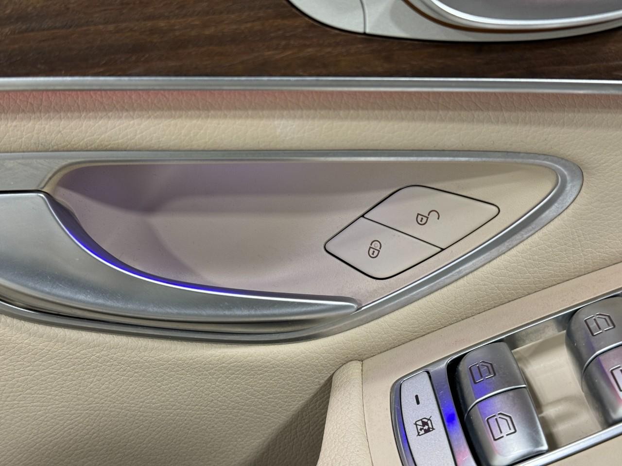 Mercedes-Benz GLC Vehicle Full-screen Gallery Image 24