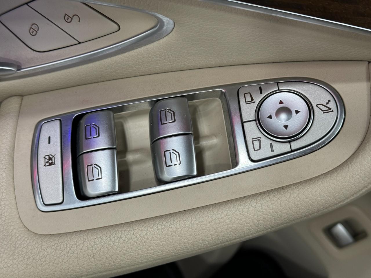 Mercedes-Benz GLC Vehicle Full-screen Gallery Image 25