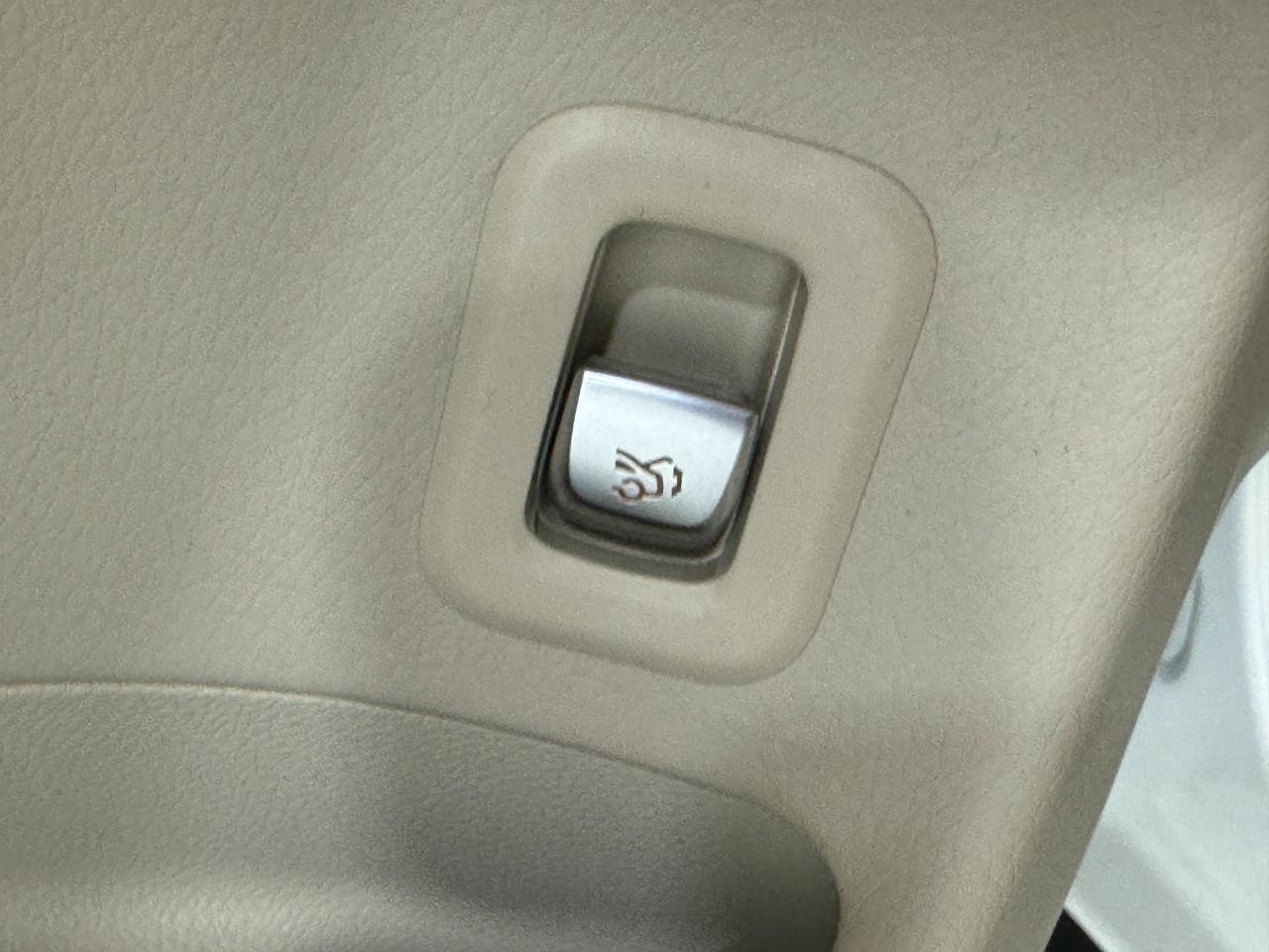 Mercedes-Benz GLC Vehicle Full-screen Gallery Image 26