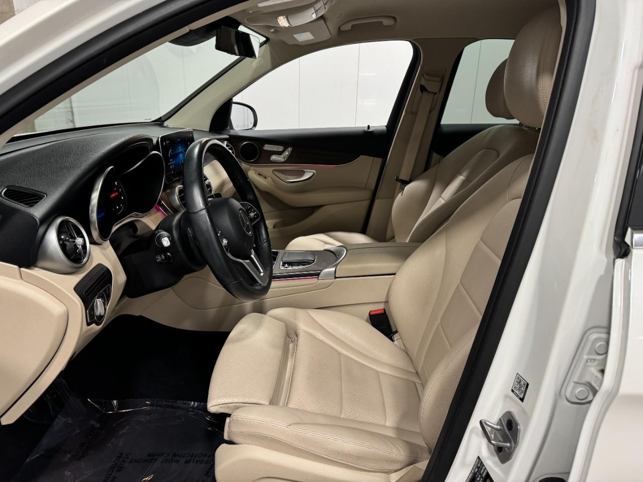 Mercedes-Benz GLC Vehicle Full-screen Gallery Image 27