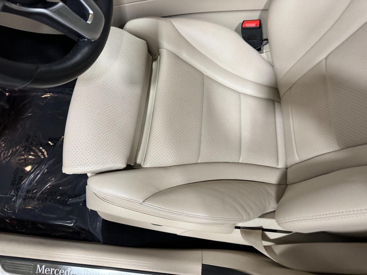 Mercedes-Benz GLC Vehicle Full-screen Gallery Image 28