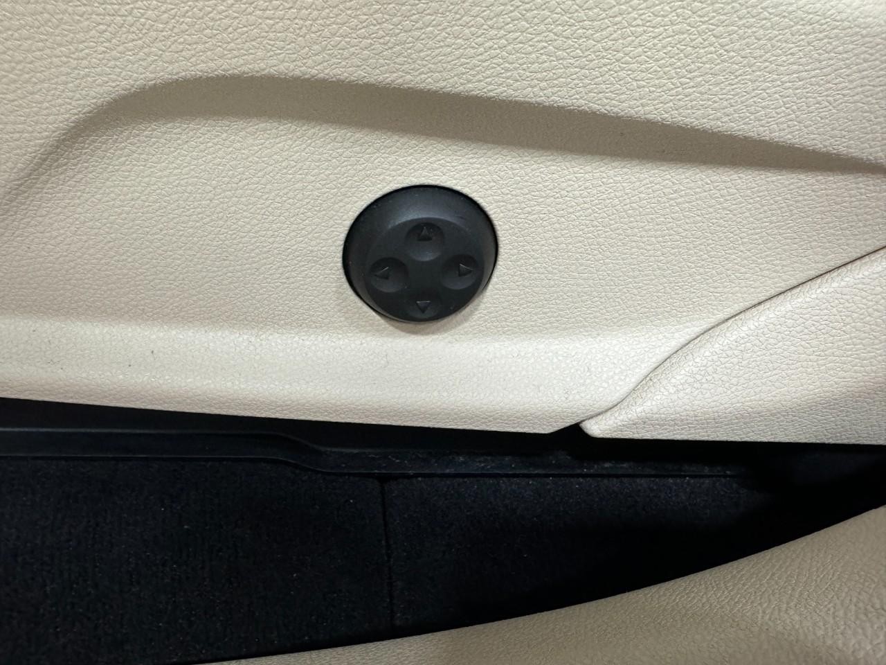 Mercedes-Benz GLC Vehicle Full-screen Gallery Image 29