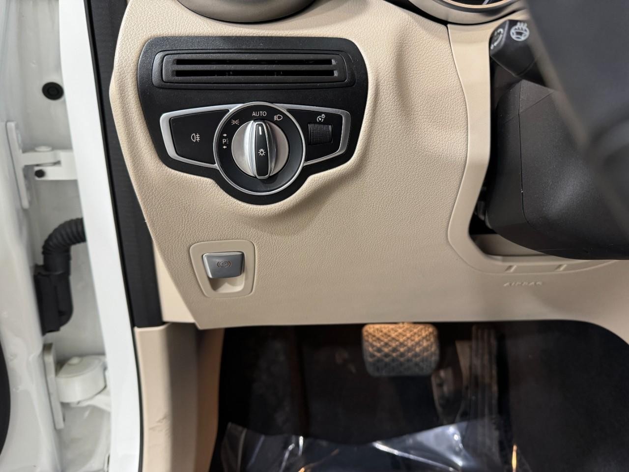 Mercedes-Benz GLC Vehicle Full-screen Gallery Image 30