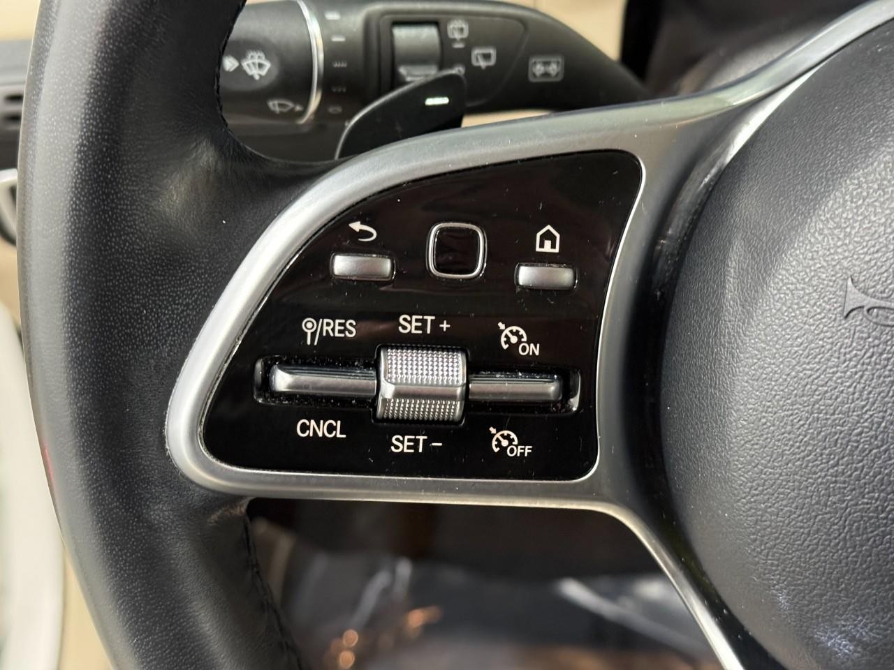 Mercedes-Benz GLC Vehicle Full-screen Gallery Image 31