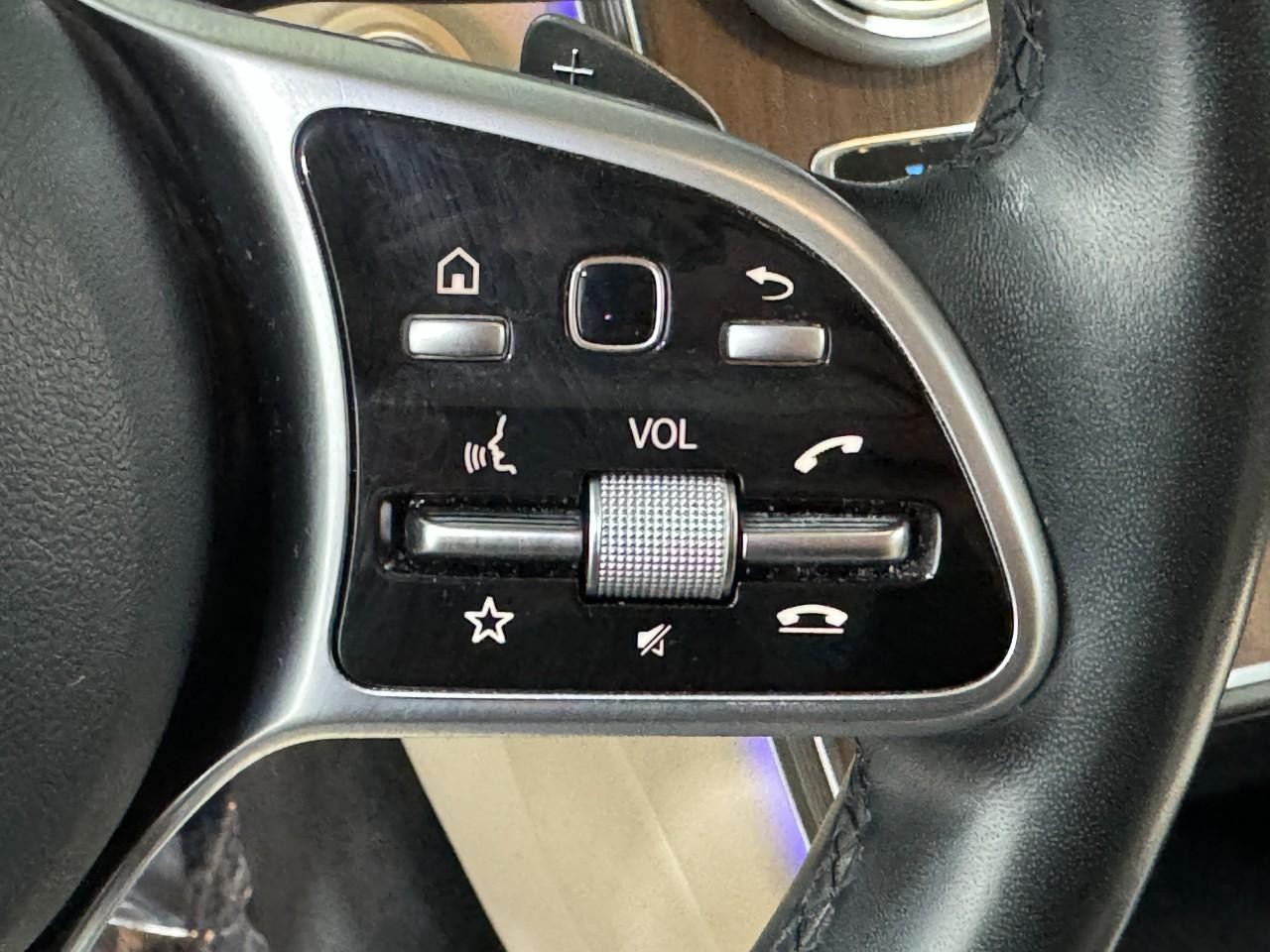 Mercedes-Benz GLC Vehicle Full-screen Gallery Image 32