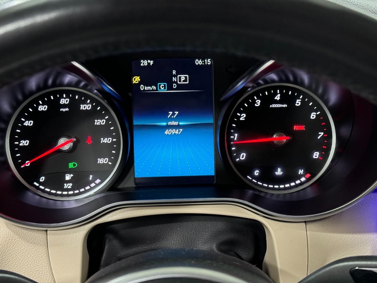 Mercedes-Benz GLC Vehicle Full-screen Gallery Image 33