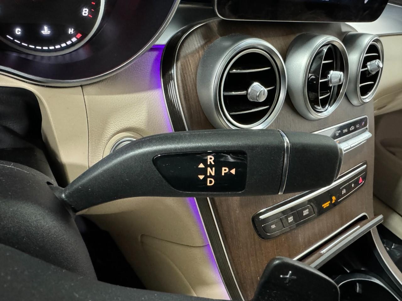 Mercedes-Benz GLC Vehicle Full-screen Gallery Image 34