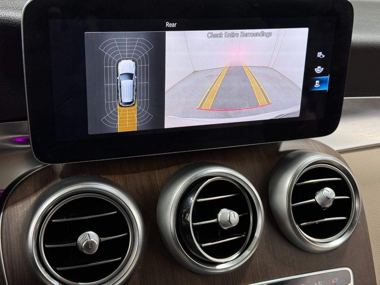 Mercedes-Benz GLC Vehicle Full-screen Gallery Image 35