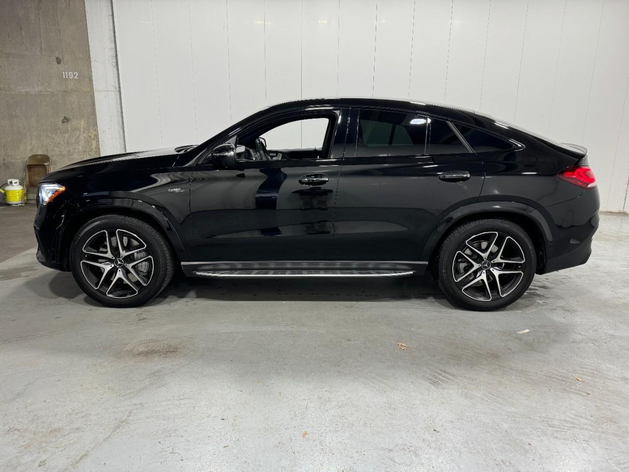 Mercedes-Benz GLE Vehicle Full-screen Gallery Image 2