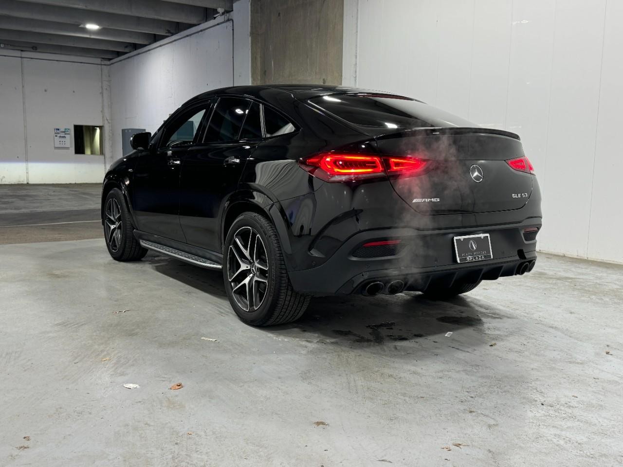 Mercedes-Benz GLE Vehicle Full-screen Gallery Image 3