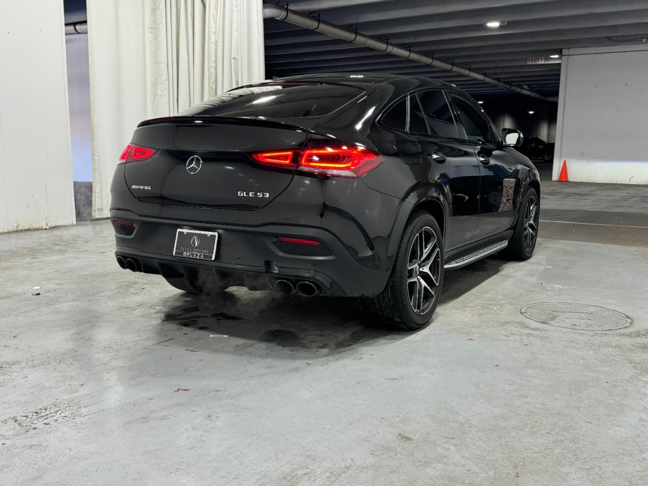 Mercedes-Benz GLE Vehicle Full-screen Gallery Image 4