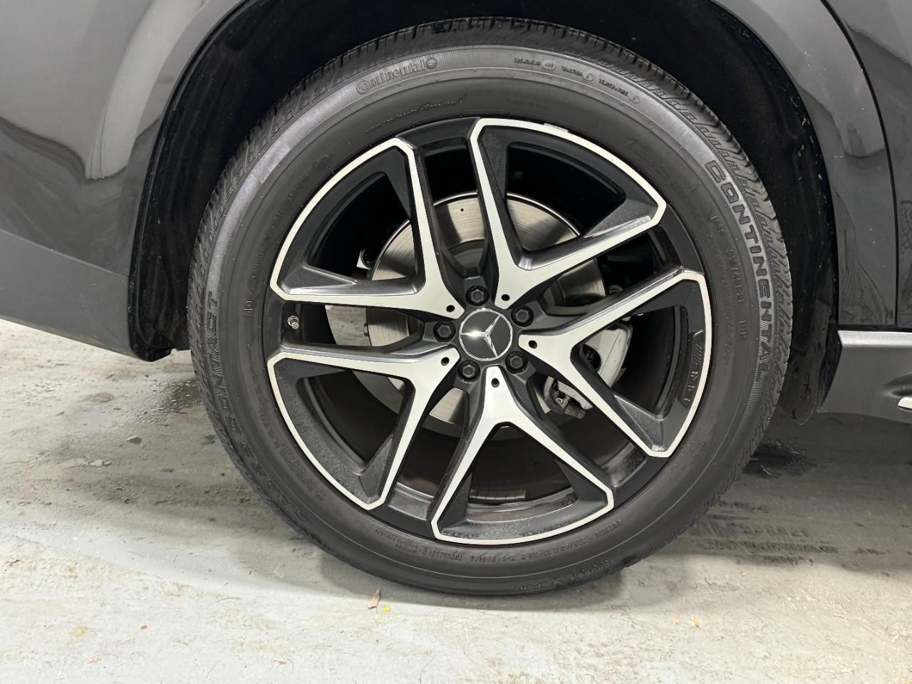 Mercedes-Benz GLE Vehicle Full-screen Gallery Image 5