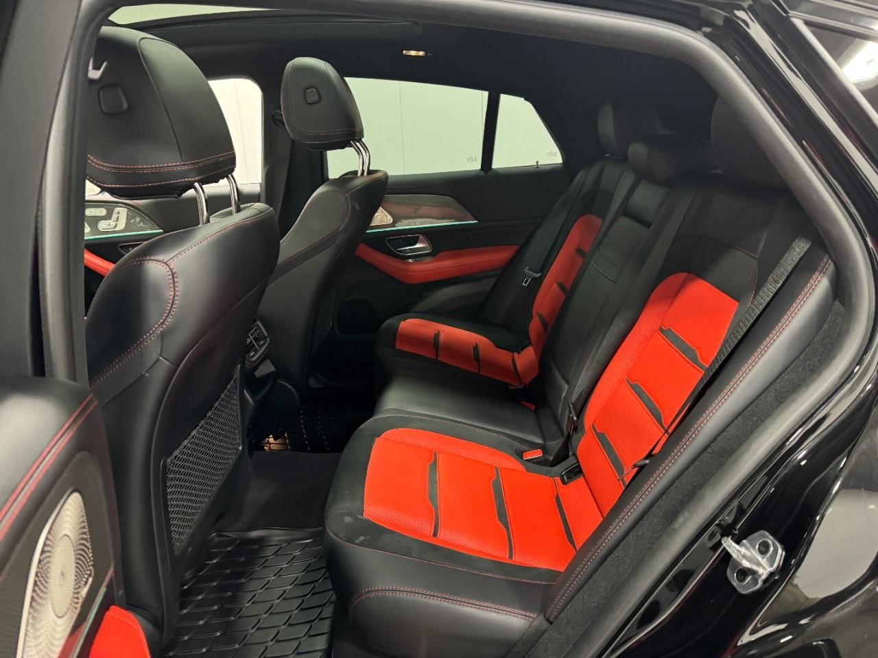 Mercedes-Benz GLE Vehicle Full-screen Gallery Image 8