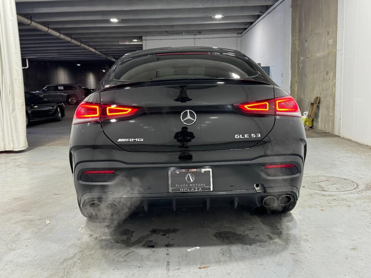 Mercedes-Benz GLE Vehicle Full-screen Gallery Image 9