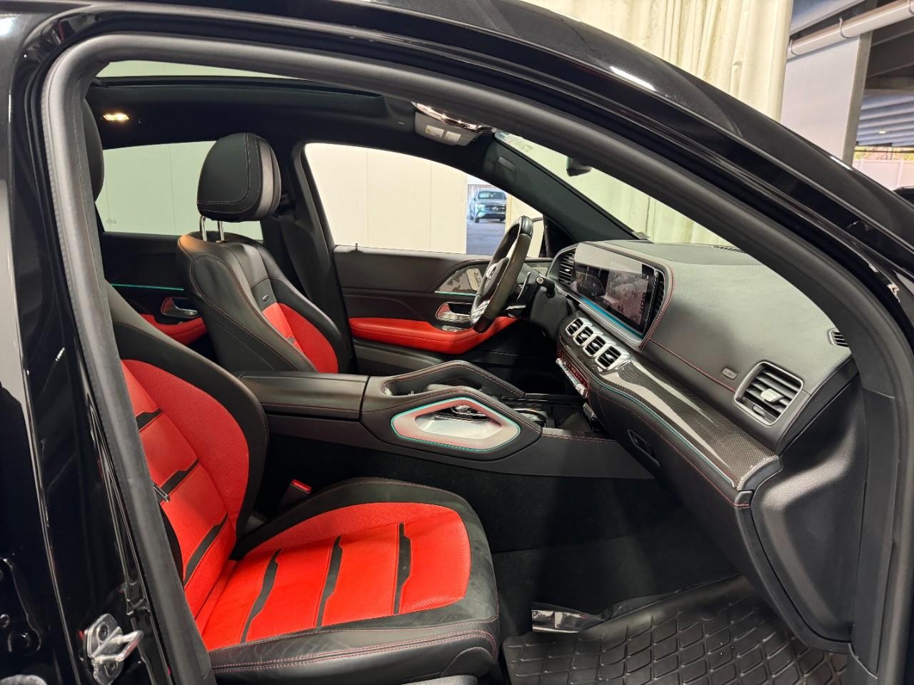 Mercedes-Benz GLE Vehicle Full-screen Gallery Image 18