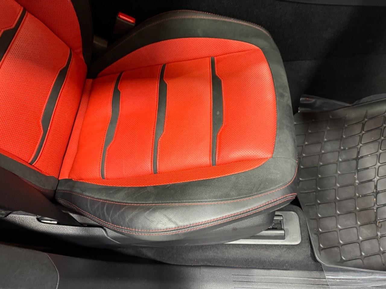 Mercedes-Benz GLE Vehicle Full-screen Gallery Image 19