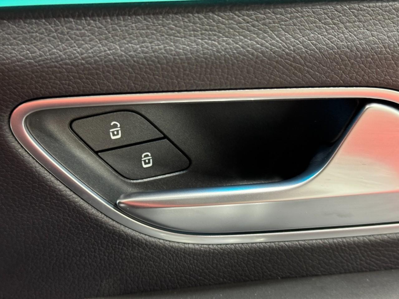 Mercedes-Benz GLE Vehicle Full-screen Gallery Image 21