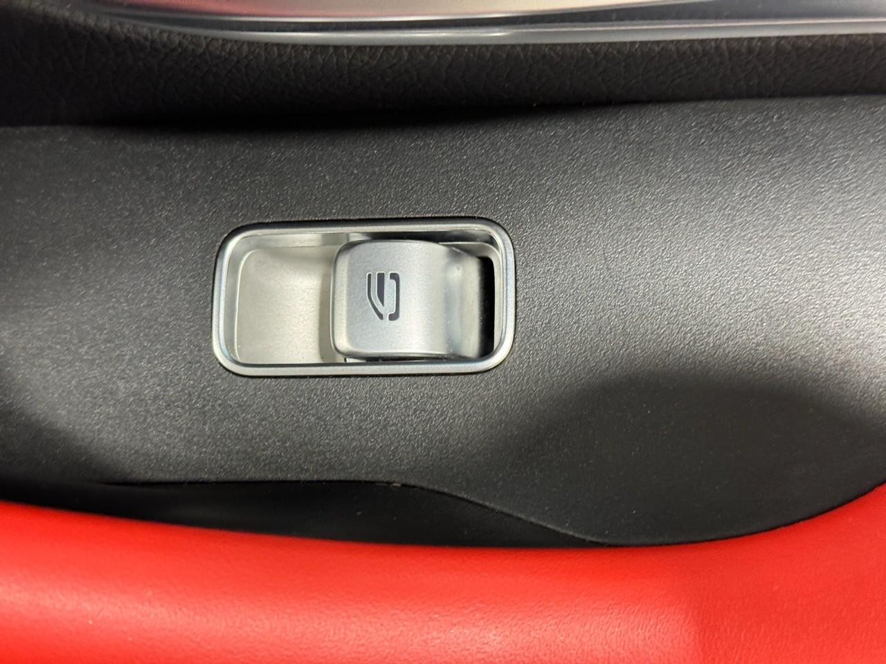 Mercedes-Benz GLE Vehicle Full-screen Gallery Image 22