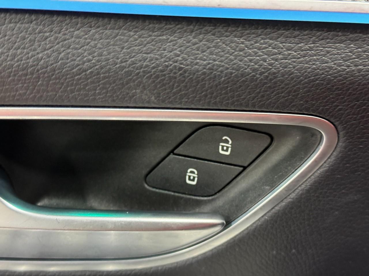 Mercedes-Benz GLE Vehicle Full-screen Gallery Image 25