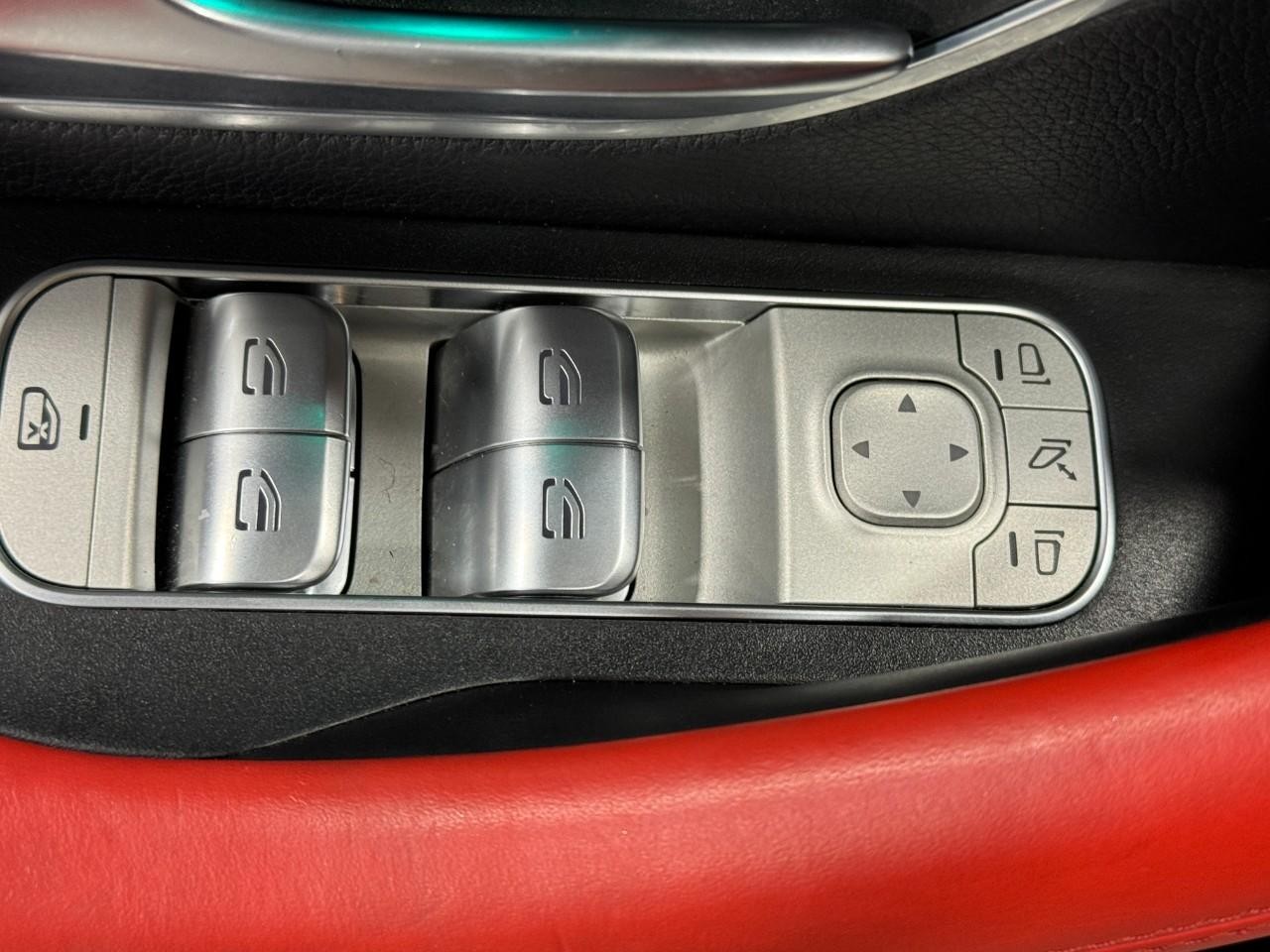 Mercedes-Benz GLE Vehicle Full-screen Gallery Image 26